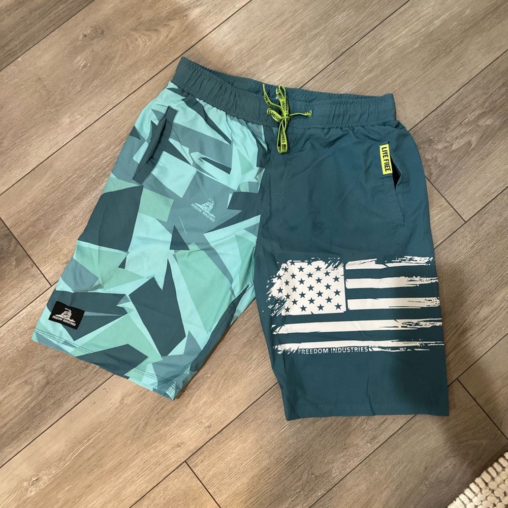 ☀️🌊 Freedom Industries Swim Trunks /  Boardshorts • Men’s Size 32